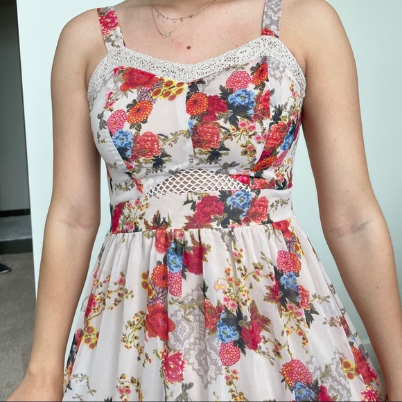 Floral, Sheer, Maxi Dress - Picture 2 of 4